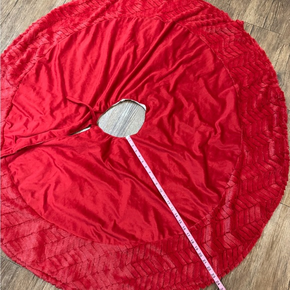 Berkshire Blanket Christmas Tree Skirt 24 radius (52’ Diameter) NWOT - Picture 2 of 5